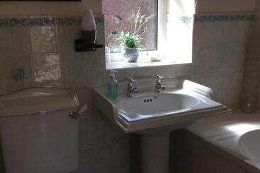 هتل Whashton Springs Farmhouse B&b