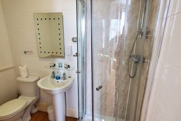 پانسیون Diamonds Guest House