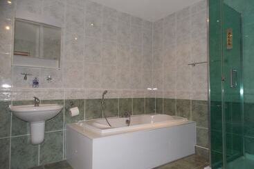 پانسیون Diamonds Guest House
