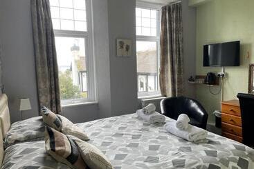 پانسیون Tudor Court