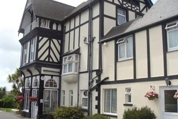 پانسیون Tudor Court