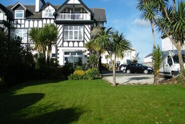 پانسیون Tudor Court