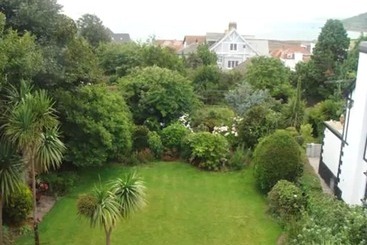پانسیون Tudor Court