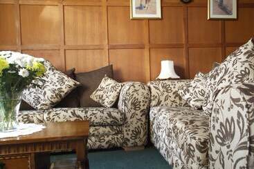 پانسیون Tudor Court