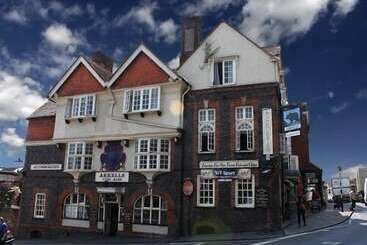 هتل The Bear Marlborough