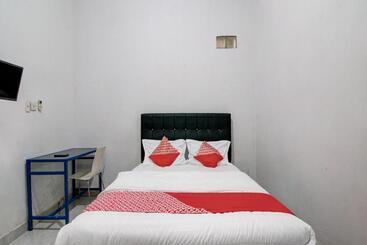 هتل Oyo 92111 Dinda Homestay Syariah