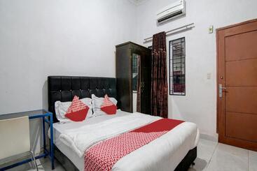 هتل Oyo 92111 Dinda Homestay Syariah