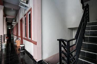 هتل Oyo 92111 Dinda Homestay Syariah