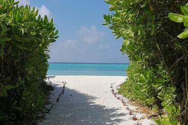 هتل Thoddoo Garden Inn