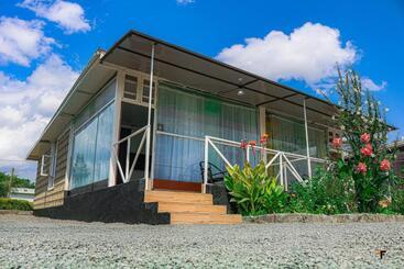هتل Lakewalk Cabin