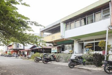 هتل Spot On 91968 Penginapan Saweri Gading