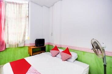 هتل Spot On 91968 Penginapan Saweri Gading