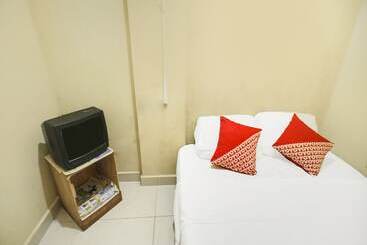 هتل Spot On 91968 Penginapan Saweri Gading