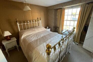 تختخواب و صبحانه The Bridge Street Historic Guest House