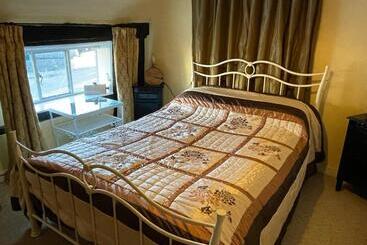 تختخواب و صبحانه The Bridge Street Historic Guest House