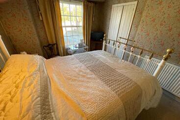 تختخواب و صبحانه The Bridge Street Historic Guest House