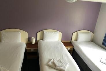 هتل Redwings Lodge Baldock