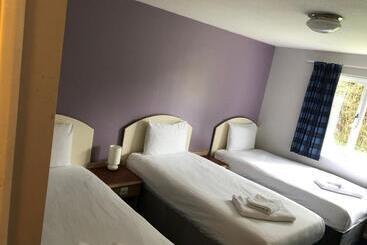 هتل Redwings Lodge Baldock