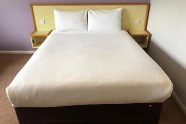 هتل Redwings Lodge Baldock
