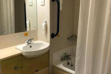 هتل Redwings Lodge Baldock