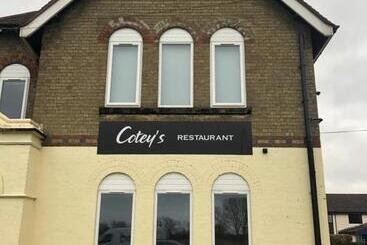 هتل Redwings Lodge Baldock