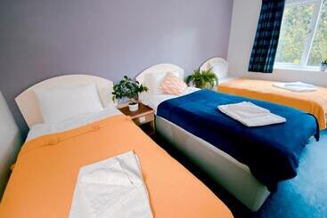 هتل Redwings Lodge Baldock