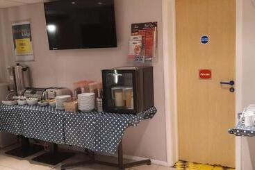 هتل Redwings Lodge Baldock