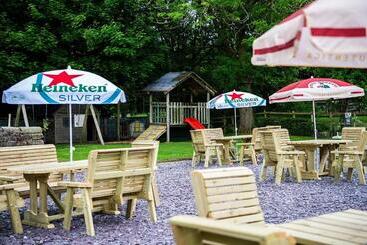 هتل The Okeover Arms