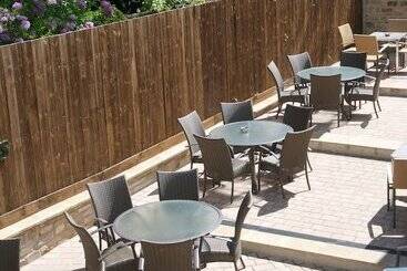 هتل The Three Horseshoes