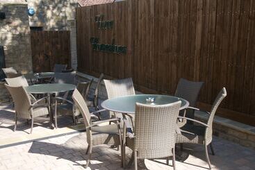 هتل The Three Horseshoes