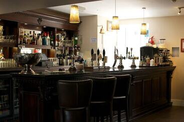هتل The Three Horseshoes