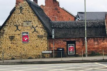 هتل The Three Pigeons Inn