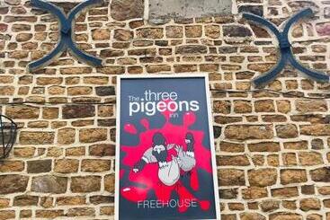 هتل The Three Pigeons Inn