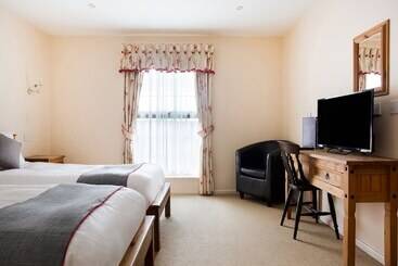 هتل Lodge @ The Whitehouse Inn