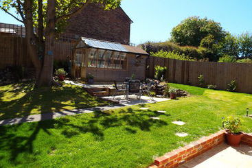 پانسیون Guston House