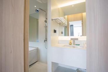 Balcony Seaside Sriracha Hotel & Serviced Apartments