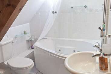 تختخواب و صبحانه Little Red Rooster Rest And Spa