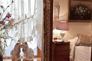 تختخواب و صبحانه Little Red Rooster Rest And Spa