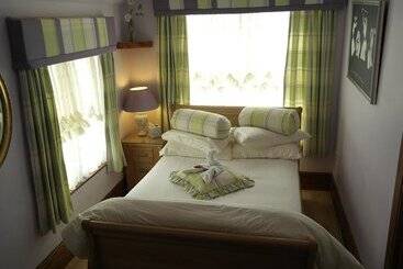تختخواب و صبحانه Little Red Rooster Rest And Spa