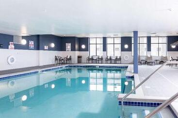 هتل Hampton Inn & Suites La Crosse Downtown