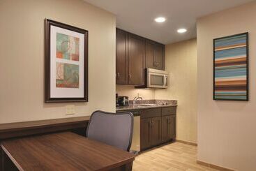 هتل Homewood Suites By Hilton Kalamazooportage
