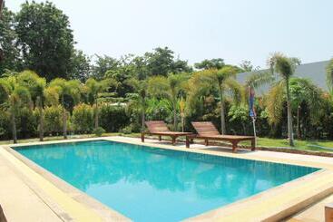 هتل Jim Guesthouse