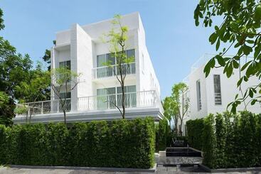 هتل Verano Beach Villa