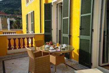 هتل Villa Eva Beach