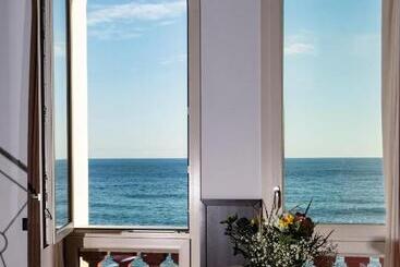 هتل Villa Eva Beach
