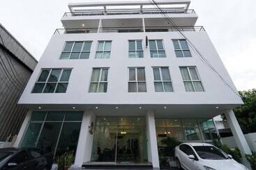 Roomquest Bangkok Sukhumvit 50 - Bangkok