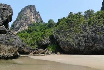 پانسیون Cashew Nut Bungalow, Ko Mook