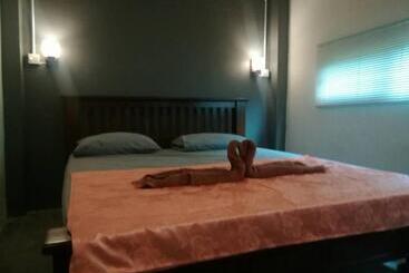 پانسیون Cashew Nut Bungalow, Ko Mook
