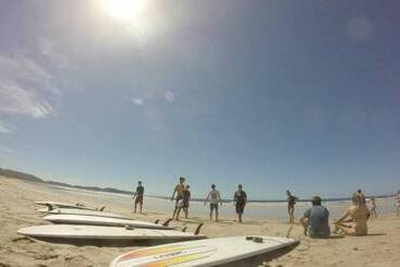 هتل Burnt Toast Surf Camp Hostel