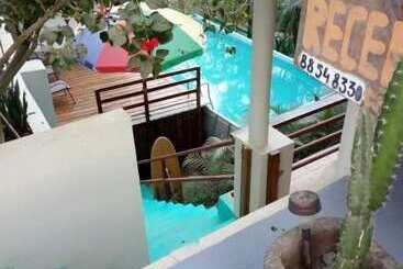 هتل Burnt Toast Surf Camp   Hostel